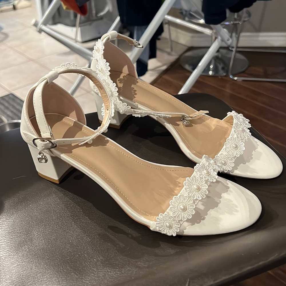 BEAUTIFUL Daisy white heels
